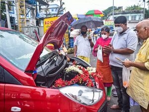 कार, दोपहिया वाहनों की बिक्री में कमी, चिप की कमी से स्टॉक और मांग में कमी