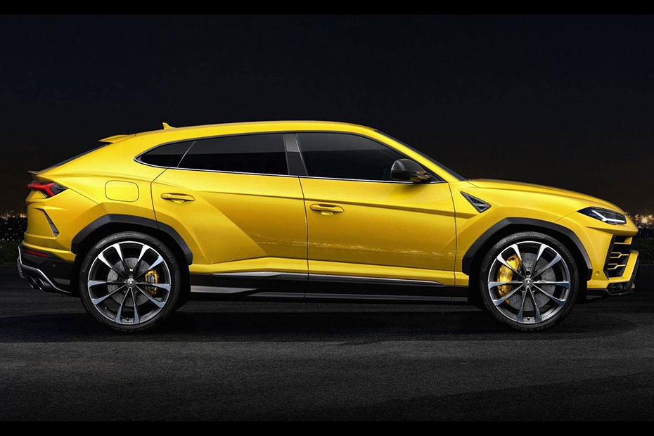 Lamborghini Urus right side view