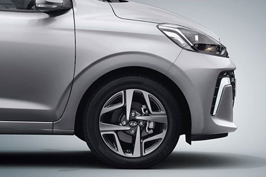 Hyundai_Aura_Alloy-wheels