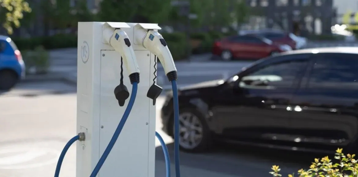 Delhi Government Plans a drive to install 5,000 Kerbside Charging stations by 2025