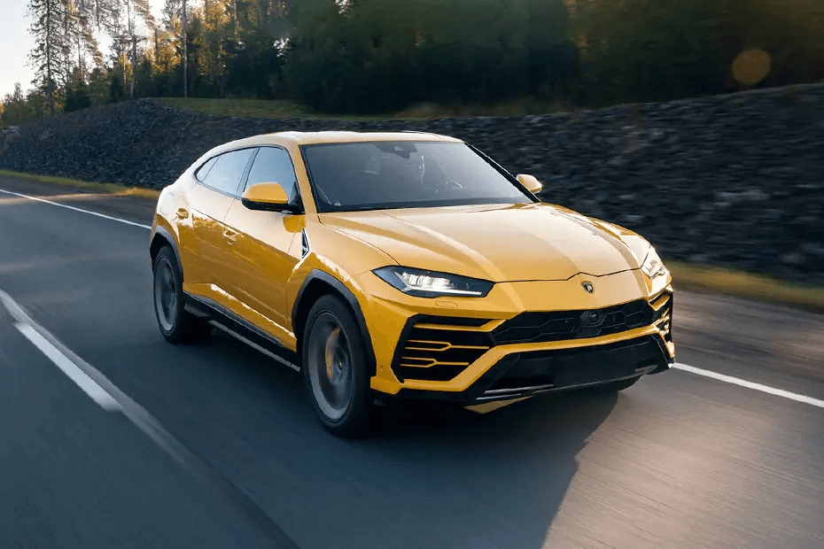 Lamborghini Urus front right side view