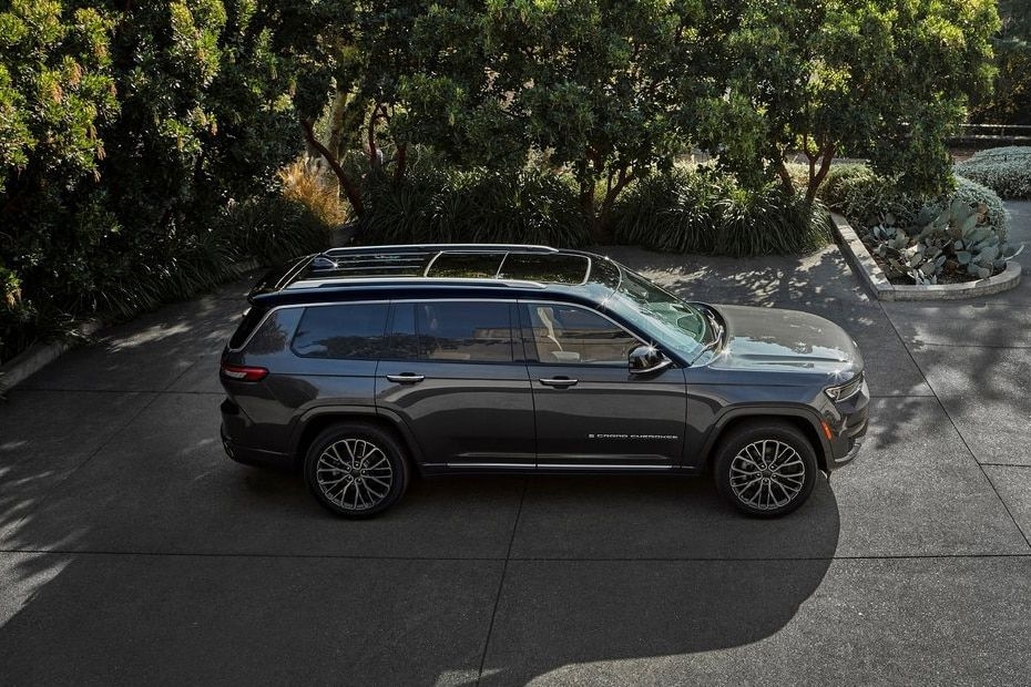 Jeep Grand Cherokee 2023 Right  Side View