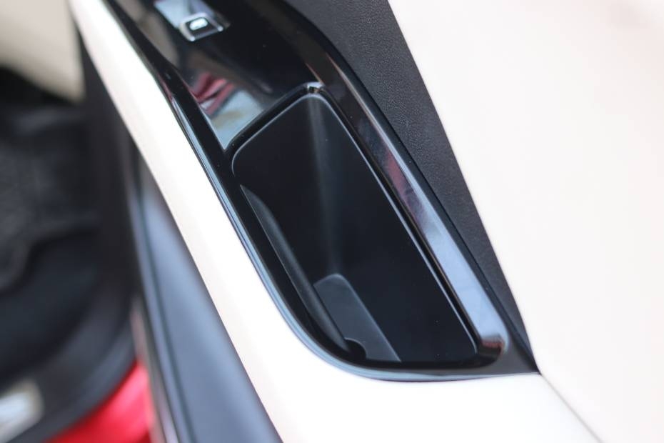 MG Hector Door Storage