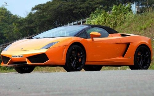 Virat Kohli’s former Lamborghini Gallardo attracting crowds, see the full picture!