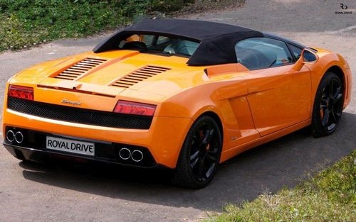 Virat Kohli’s former Lamborghini Gallardo attracting crowds, see the full picture!