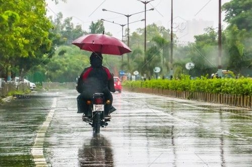 दोपहिया वाहनों पर छाते का उपयोग प्रतिबंधित है