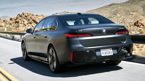 Mercedes EQS vs BMW i7: लग्जरी EV सेडान की लड़ाई