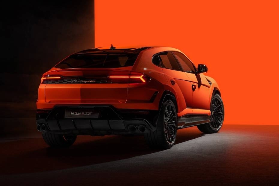 Lamborghini Urus SE Right Rear Three Quarter